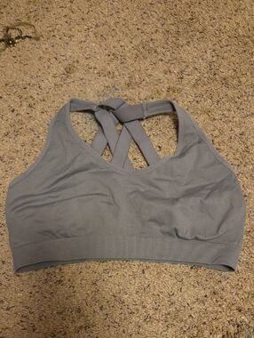 Woman's Crisscross Back Sports Bra - Gray